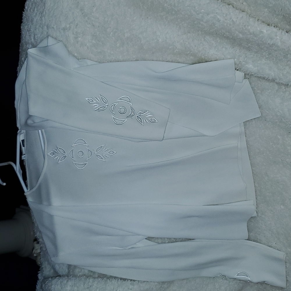 Sleeveless shirt with over cover with matching cut outs